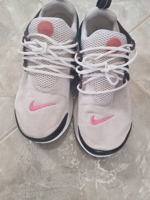Nike αθλητικά σαν καινούργια, μέγεθος 37.5, άσπρα με ροζ λεπτομέρειες