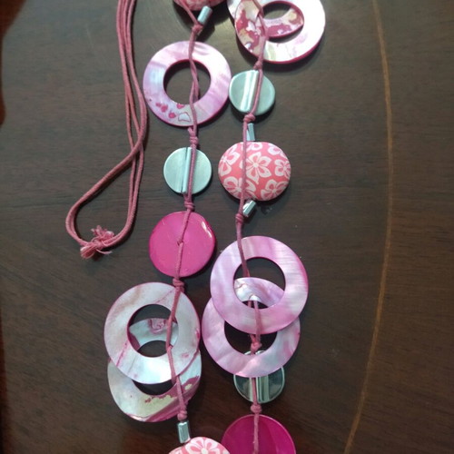Long pendant necklace like new in pink and fuchsia shades