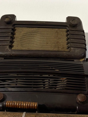 Radios used, pack of 4, 70 years old, need servicing