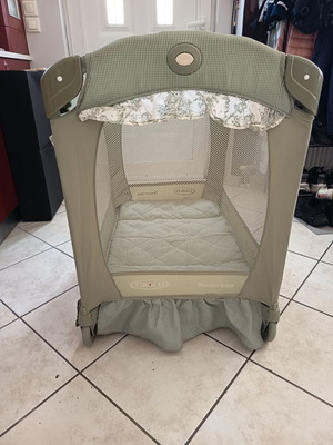 Baby items like new, including Lorelli 2-in-1 stroller and travel crib