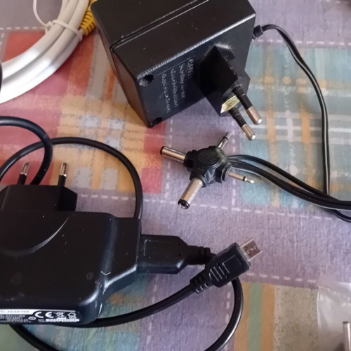 Chargers and accessories like new, pack with cables and old phones