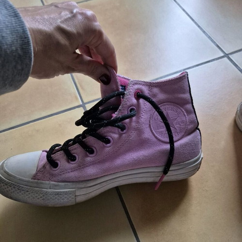 All Star Chuck Taylor pink athletic shoes like new with two types of laces size 37.5