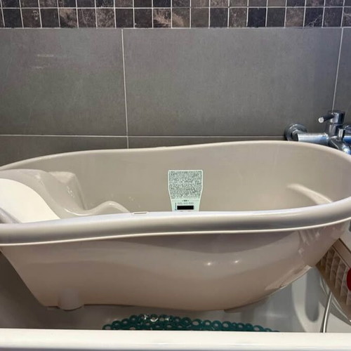OK baby Onda baby bath tub like new with support bases and LCD thermometer