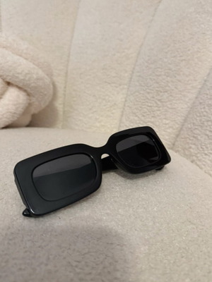 Sunglasses with black square frame like new