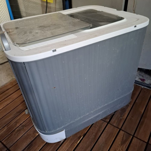 Cat litter box