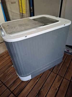 Cat litter box