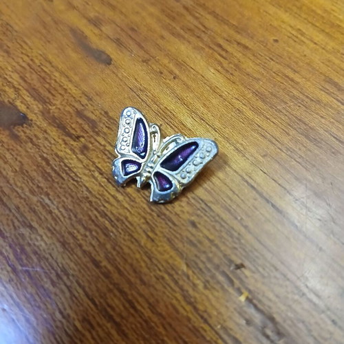 Butterfly brooch used with enamel in gold color