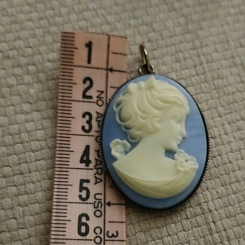 Vintage cameo pendant like new, white and blue