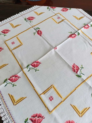 Cross-stitch tablecloth like new