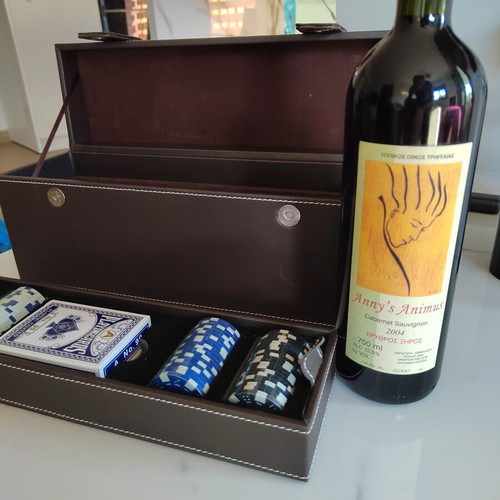 Casino set like new with Anny's Animus 2004 aged wine gift