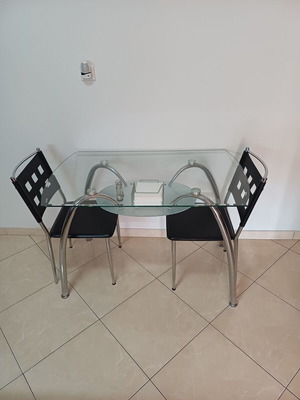 Kitchen table with 2 chairs like new, glass and INOX