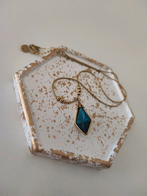 Κολιέ με τιρκουάζ πέτρα σε χρυσή αλυσίδα από ανοξείδωτο ατσάλι