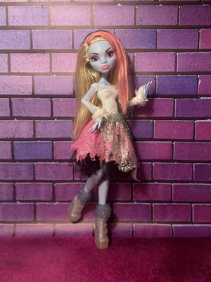 Abbey Ghouls Rule Monster High doll