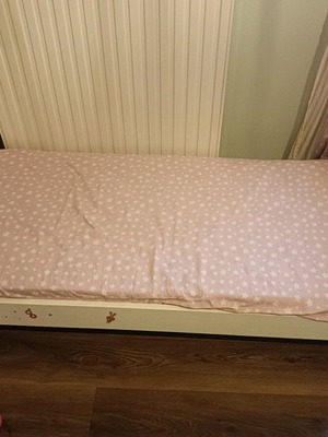 Children's cot like new, converts to cradle with mattress