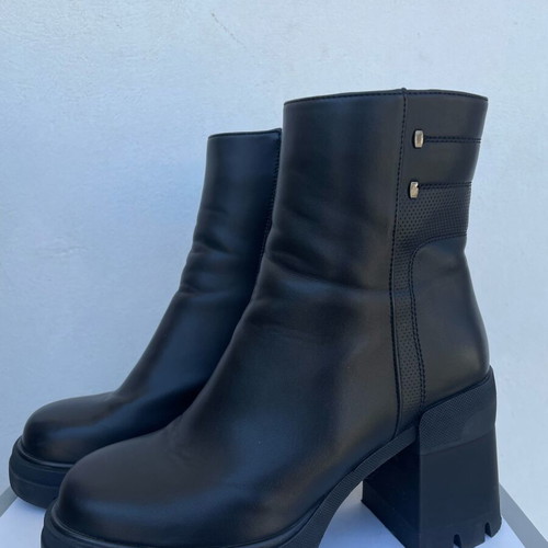 Migato women's black leather ankle boots like new with 8 cm heel