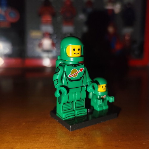 Green Astronaut minifigure with baby and stand, Lepin