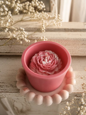 Handmade soy candle with candy floss scent and plaster plate