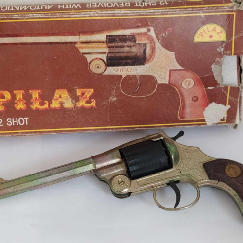 Pilaz large toy pistol like new with 12 shots