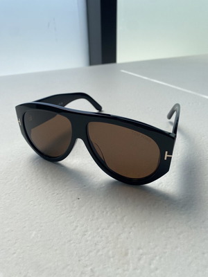 Tom Ford Bronson TF1044 sunglasses like new, black frame, brown lenses