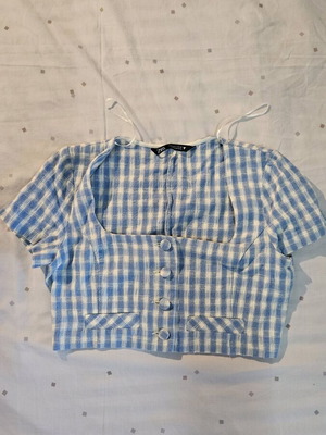 Zara crop top with buttons, size small, like new