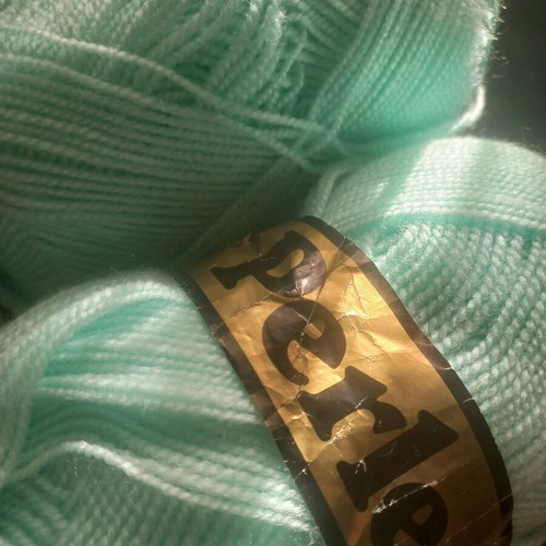 Knitting yarn like new, pack of 22 pieces