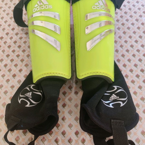 Adidas kids shin guards like new