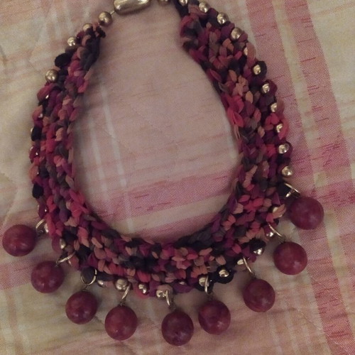 Handmade necklace like new, red, 42 cm