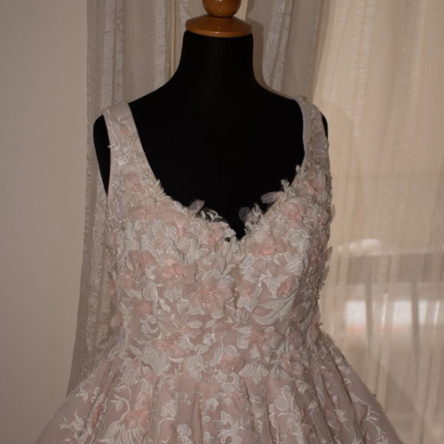 Romantic princess line wedding dress with 3D lace blush ivory like new