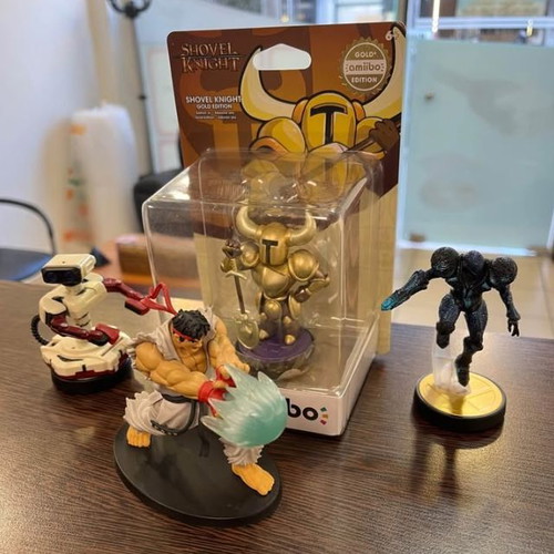 Amiibo Nintendo Collection with Shovel Knight Gold Edition and 3 Figures