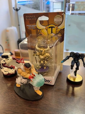 Amiibo Nintendo Collection with Shovel Knight Gold Edition and 3 Figures