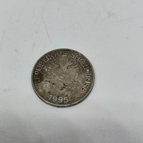 Collectible 5 Lekë Coin 1995 Republic of Albania like new