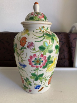 Porcelain jar with floral pattern like new, Chinese work