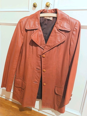 Leather women's jacket like new, camel color, made in Argentina