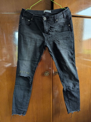 One Teaspoon Jeans μέγεθος 28 σαν καινούργιο, μαύρο με σκίσιμο στο γόνατο και 'bite me'