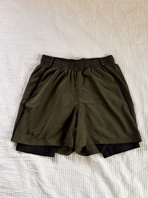 Under Armor shorts with integrated leggings medium like new, khaki