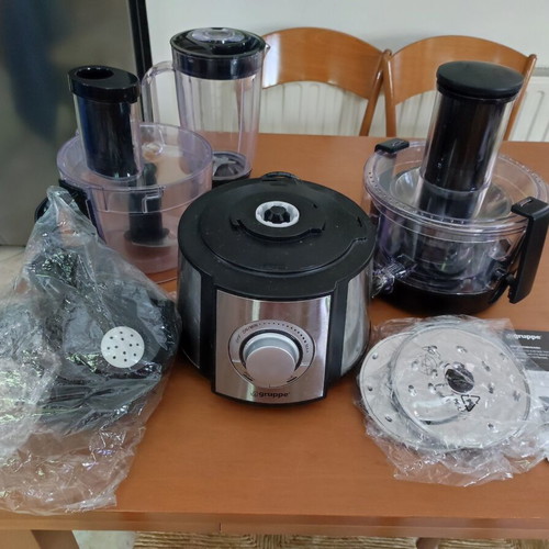 Kitchen machine like new with blender, juicer, mixer, food processor