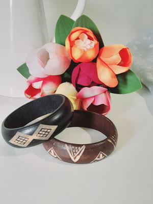Set of two wooden bracelets like new, brown shade