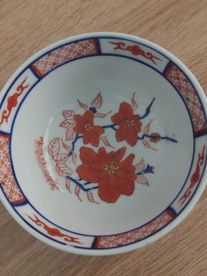 Chinese porcelain bowl like new with traditional Imari motifs