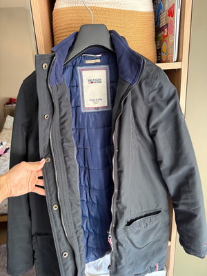 Μπουφάν Tommy Hilfiger μεταχειρισμένο, μαύρο με μπλε επένδυση, μέγεθος S