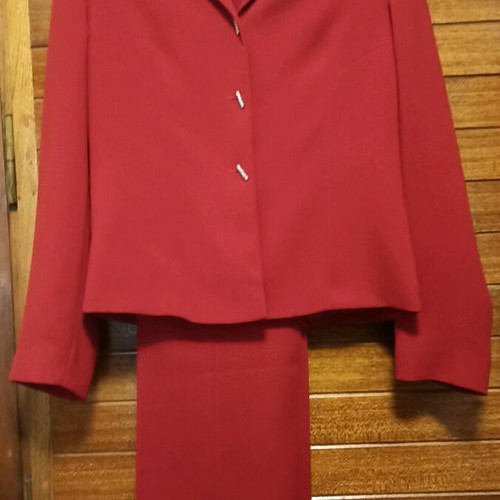 Red crepe suit with straight trousers like new, size M