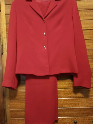 Red crepe suit with straight trousers like new, size M