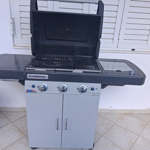 Gas grill 3 burners with grill, side burner and plate like new