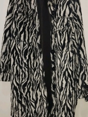 Fur coat zebra pattern like new, with buttons and pockets, size L