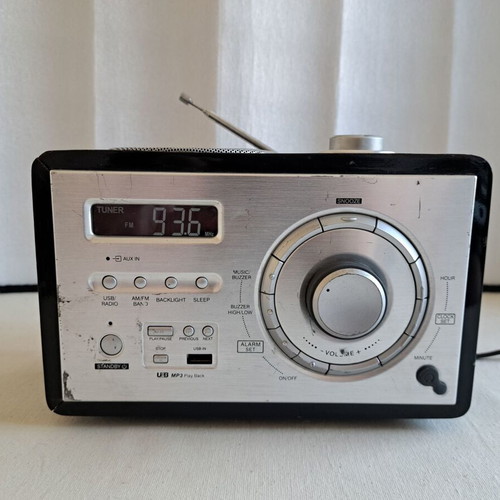 JGC UR-210/FM Radio Clock with USB and AUX Like New