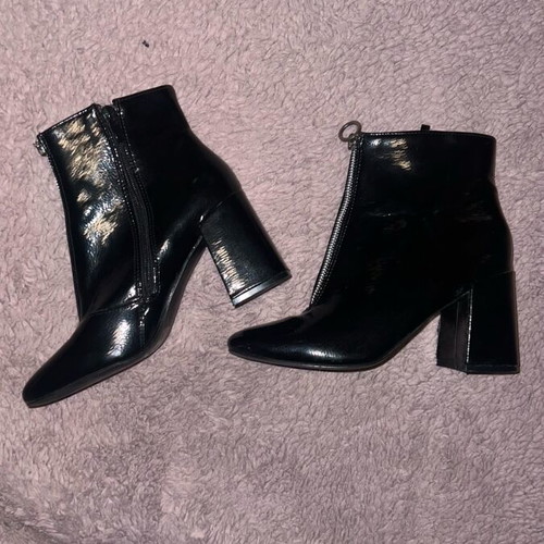 Black patent leather ankle boots like new, size 40