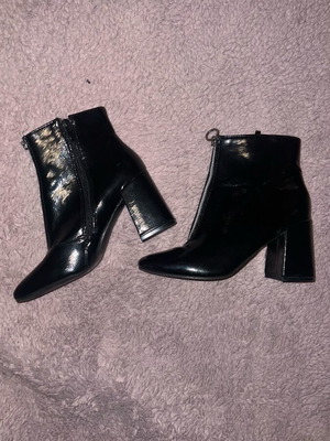 Black patent leather ankle boots like new, size 40