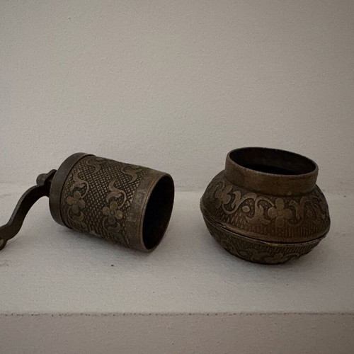 Acar bronze coffee grinder vintage, like new, embossed motifs, 10 cm