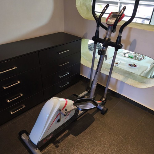 Elliptical machine like new with 783 km usage