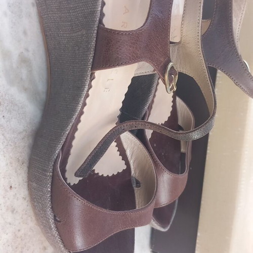 Parallele women's leather brown sandals shoes used