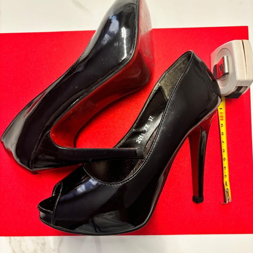 Tsoukalas Shoes patent leather pumps size 37 with red sole like new